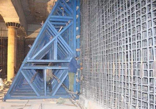 EBS手持噴碼機(jī)在鋼墻架構(gòu)件標(biāo)識應(yīng)用分享 金屬打碼機(jī)